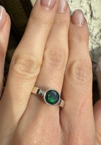 Pierścionek opal  etiopski okrągły fasetowany 