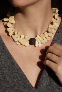 Naszyjnik  Koral beżowy i brązowa lawa wulkaniczna