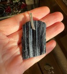 Wisior surowy  turmalin czarny  