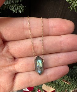Naszyjnik labradoryt sopel mniejszy  na łańcuszku    