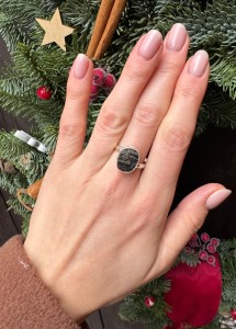 Pierścionek turmalin czarny surowy  
